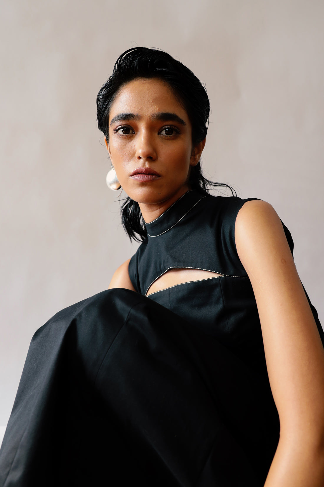 ELONGATING BLACK CUT-OUT DRESS