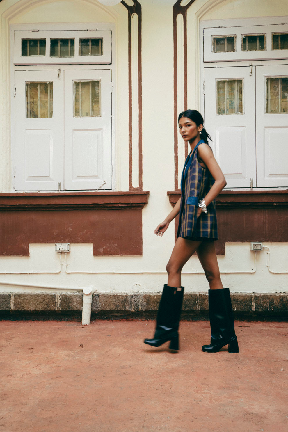 NAVY CHECK VEST