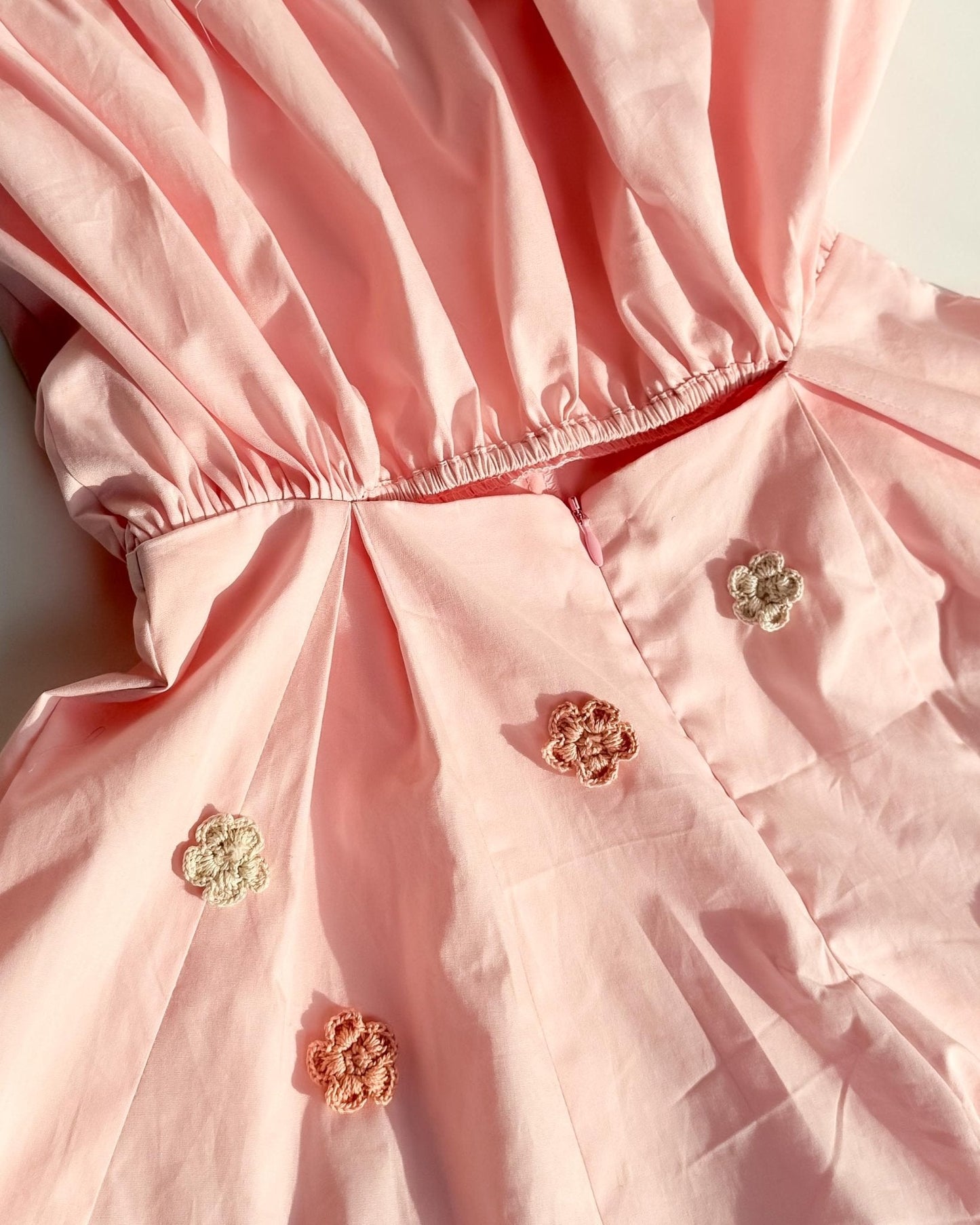 Blush Poplin Romper With Crochet Flowers - erised pret