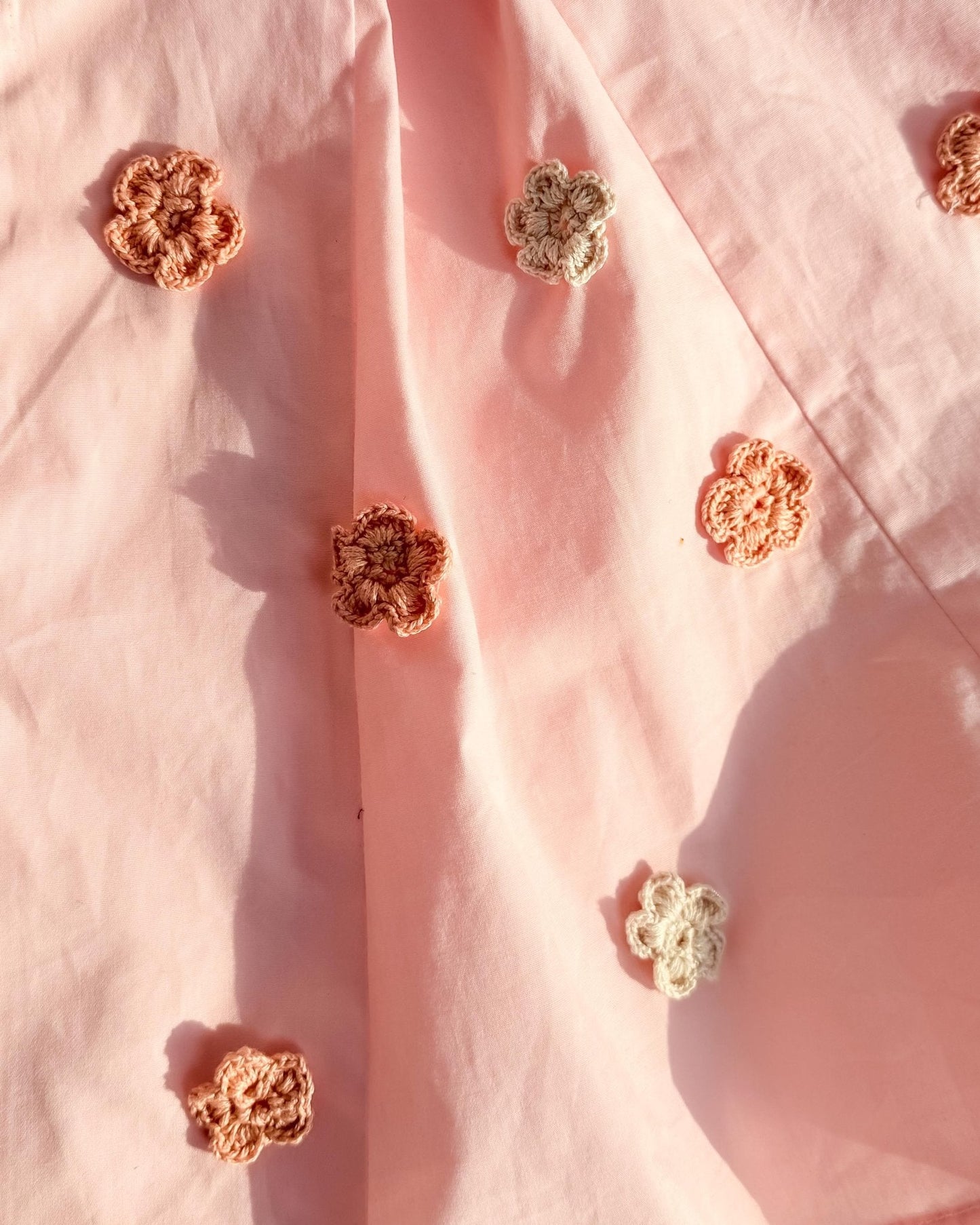 Blush Poplin Romper With Crochet Flowers - erised pret