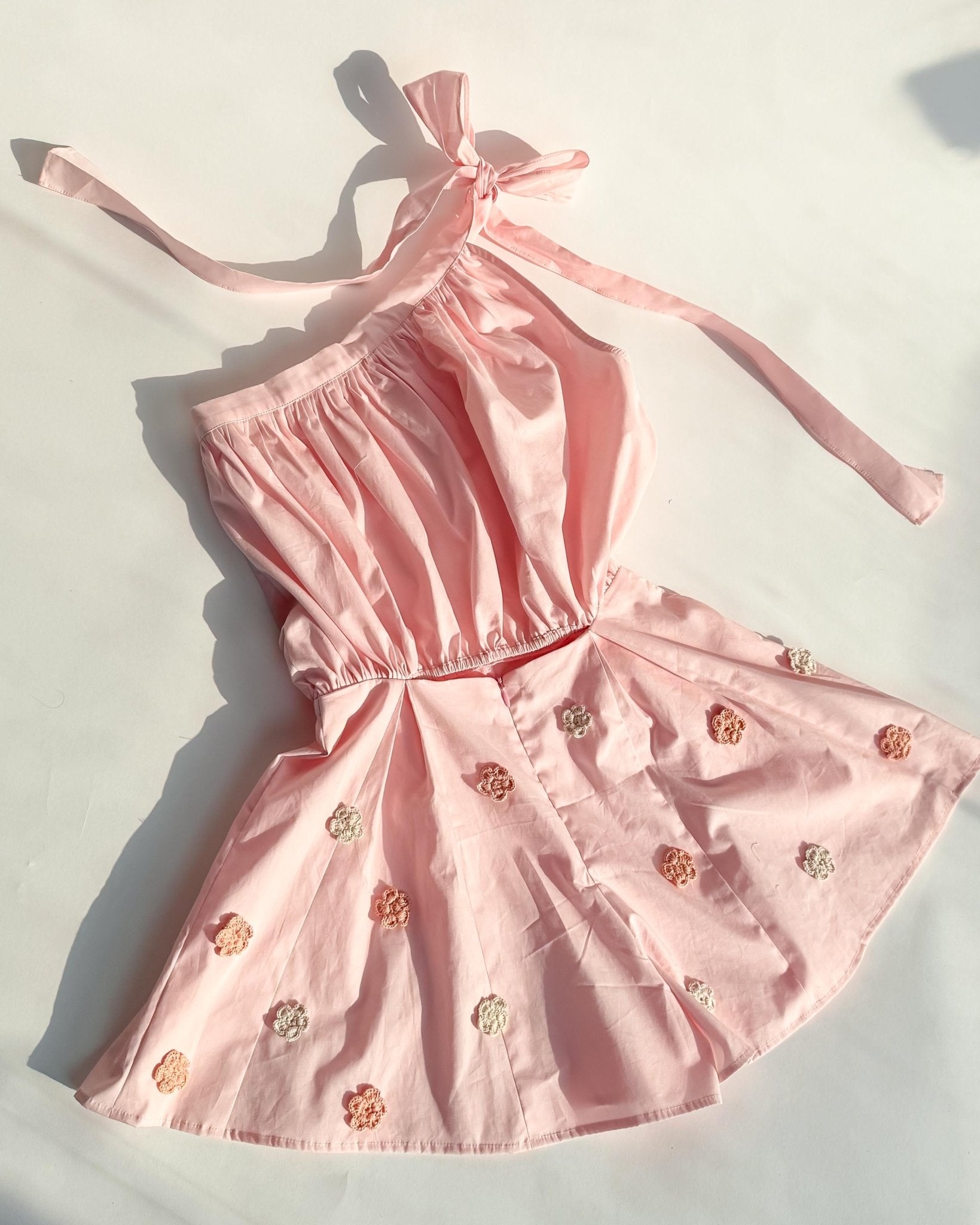 Blush Poplin Romper With Crochet Flowers - erised pret