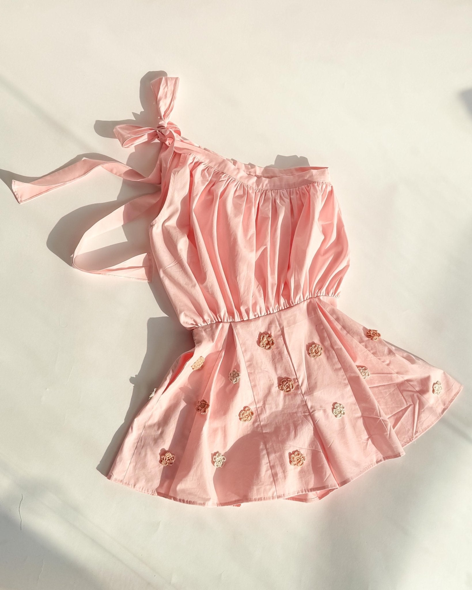 Blush Poplin Romper With Crochet Flowers - erised pret